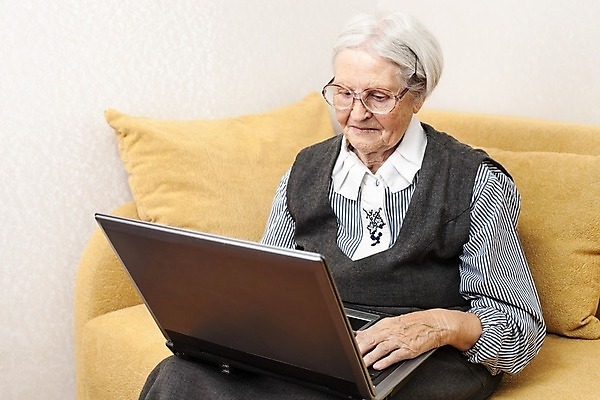 포토 JPG 해외이미지 백인 1 응시 여자 행복 할머니 통신 주택 실내 종류 말하기 한명 앉기 성인 노트북 컴퓨터 소파 공책 회색 잡기 작업 주름 만족 싱글 80대 소통 옛날 혼자 해외202004 해외포토 서양인 시선 노년 감정 컬러 컨셉 의자 모션 문구용품 사람 내부 건물 전자제품 파일형식 이미지허브