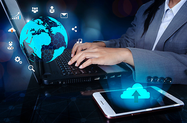 포토 JPG 해외이미지 구름 아이콘 손 지구 백그라운드 컨셉 인터넷 비즈니스 통신 모바일 주택 사람 사람없음 스마트폰 핸드폰 컴퓨터 세계 지구본 디지털 스크린 자료 웹 정보 도시 비즈니스맨 네트워크 어플리케이션 연결 무선전화기 스마트 심볼 보안 상업 전자 온라인 혁명 마케팅 소셜 소프트웨어 인공 인터페이스 지능 가상 현실 해외202004 AI_인공지능 해외포토 자연요소 남자 안전 건물 신체부위 전자제품 스마트기기 직장인 전화기 파일형식 이미지허브