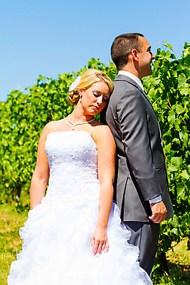 포토 JPG 해외이미지 백인 커플 드레스 여자 남자 행복 웨딩드레스 결혼 2 결혼식 사랑 사람 정장 턱시도 야외 두명 금발 희망 회색 흰색 포도밭 양조장 정중 해외202004 해외포토 서양인 헤어스타일 옷 감정 컬러 컨셉 밭 관계 이벤트 파일형식 이미지허브