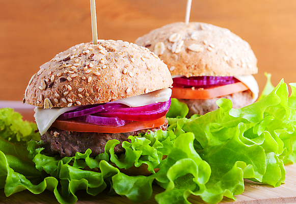 포토 JPG 해외이미지 음식 빵 토마토 양파 치즈 샌드위치 육류 스테이크 사람없음 컬러풀 소풍 식사 저녁식사 소고기 햄버거 그릴 상추 바비큐 머스터드 속도 상쾌 깨 미국문화 점심식사 치즈버거 해외202004 해외포토 감정 컬러 채소 식재료 주방용품 유제품 패스트푸드 서양음식 야외활동 조미료 소스_음식 서양문화 파일형식 이미지허브