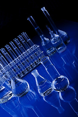 포토 JPG 해외이미지 과학 유리 실험 사람없음 파란색 컬러풀 약 장비 기구 투명 액체 실험실 생명공학 플라스크 분석 시험관 생물학 유리그릇 튜브 발견 화학물질 해외202004 해외포토 그릇 교육 컬러 컨셉 의학 재질 실험기구 화학 파일형식 이미지허브