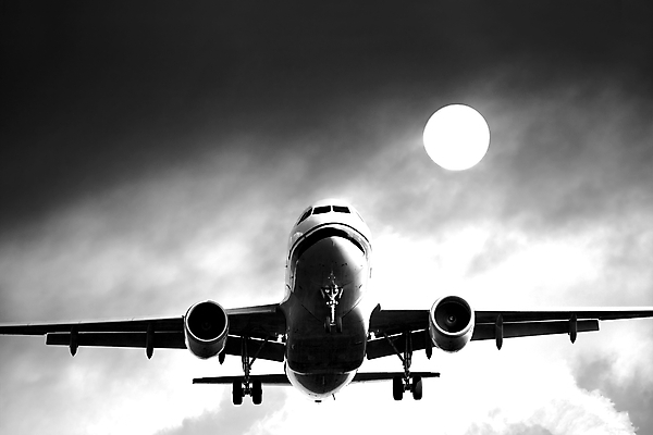 포토 JPG 해외이미지 구름 여행 날개 교통시설 하늘 비행기 흑백 사람없음 태양 검은색 회색 흰색 항공 제트기 승객 대패 폭풍우 해외202004 해외포토 자연요소 컬러 교통 항공교통 대중교통 촬영기법 비_날씨 자연재해 시설 파일형식 이미지허브