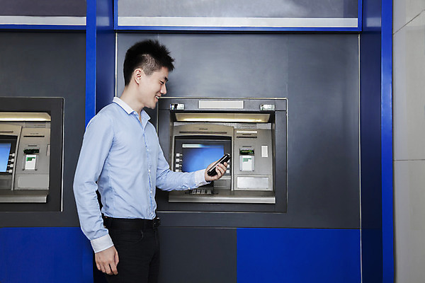 포토 JPG 해외이미지 행복 비즈니스 통신 무선통신 짧은머리 갈색머리 한명 서기 미소 20대 야외 건물 옆모습 가로 금융 스마트폰 컬러풀 중국 잡기 비즈니스맨 연결 보안 옷입기 베이징 통화 수익 ATM 내려보기 카피스페이스 해외202004 해외포토 1 헤어스타일 건축물 남자 감정 아시아 뷰포인트 컬러 모션 표정 안전 사람 청년 경제 핸드폰 스마트기기 공백 직장인 파일형식 이미지허브