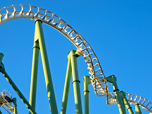 포토 JPG 해외이미지 주간 행복 곡선 하늘 휴식 사람없음 야외 연두색 파란색 맑음 놀이공원 주말 롤러코스터 해외202004 해외포토 자연요소 감정 선 컬러 컨셉 날씨 초록색 테마파크 놀이기구 파일형식 이미지허브