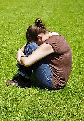 포토 JPG 해외이미지 자연 휴식 스트레스 피곤 한명 앉기 잔디 야외 슬픔 고독 보호 거절 버리기 고립 악몽 우울증 접기 유일 해외202004 해외포토 식물 1 감정 컨셉 모션 사람 질병 생태계 파일형식 이미지허브