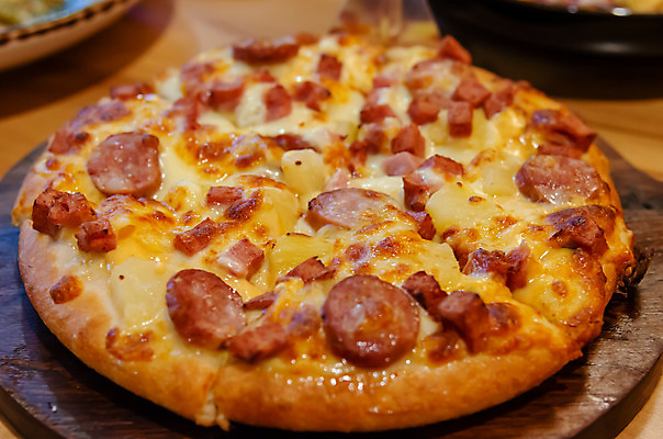 포토 JPG 해외이미지 접시 음식 조각 토마토 부분 탁자 치즈 피자 육류 요리 사람없음 식당 식사 저녁식사 이탈리아 껍질 신선 뜨거움 소시지 고급 맛 폐기물 굽기 오브젝트 속도 매움 슬라이스 반죽 베이컨 후추 점심식사 모짜렐라치즈 살라미 페퍼로니 피자집 해로움 핸드메이드 해외202004 해외포토 식기 유럽 가구 컨셉 채소 식재료 유제품 패스트푸드 서양음식 돼지고기 상점 가공식품 쓰레기 구이 향신료 파일형식 이미지허브