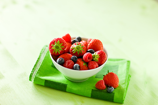 포토 JPG 해외이미지 열매 음식 과일 딸기 건강 사람없음 반사 신선 최고 맛 블루베리 산딸기 해외202004 해외포토 식물 컨셉 파일형식 이미지허브