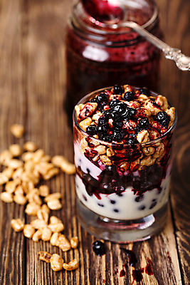 포토 JPG 해외이미지 열매 음식 유리 탁자 디저트 건강 사람없음 목재 숟가락 신선 항아리 달콤 아침식사 낟알 잼 시리얼 유기농 블루베리 꿀 요거트 뮤즐리 핸드메이드 해외202004 해외포토 나무 식물 웰빙 가구 과일 재료 재질 유제품 수저 식사 도자기 소스_음식 맛 파일형식 이미지허브