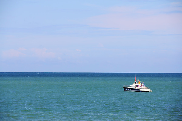 포토 JPG 해외이미지 바다 여행 자연 하늘 낚시 항해 사람없음 물 파란색 맑음 어선 보트 함선 해외202004 해외포토 자연요소 컬러 배_교통 레저 날씨 생태계 파일형식 이미지허브