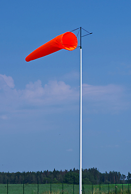 포토 JPG 해외이미지 오렌지 바람 사람없음 빨간색 공항 방향 봉 해외202004 해외포토 자연요소 컬러 과일 교통시설 날씨 파일형식 이미지허브