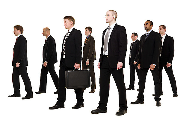 포토 JPG 해외이미지 전신 직업 남자 이동 비즈니스 넥타이 관리 서기 사람 정장 여러명 성인 걷기 비즈니스맨 전문직 대표 방향 옷입기 다인종 심각 해외202004 해외포토 잡화 옷 다수 컨셉 모션 인종 직장인 파일형식 이미지허브