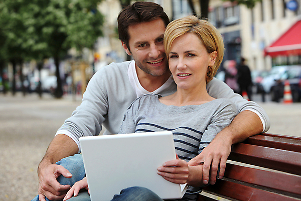 포토 JPG 해외이미지 나무 커플 행복 결혼 벤치 남편 사랑 앉기 두명 30대 노트북 잡기 도시 아내 해외202004 해외포토 식물 감정 의자 관계 모션 사람 이벤트 장년 전자제품 파일형식 이미지허브