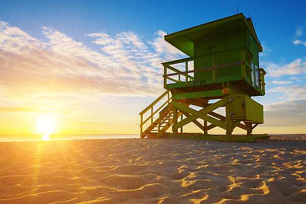 포토 JPG 해외이미지 구름 하늘 해변 사람없음 건물 여름 모래사장 태양 계단 노을 주황색 분위기 구조대 해외202004 해외포토 자연요소 건축물 계절 바다 컬러 컨셉 구출 파일형식 이미지허브