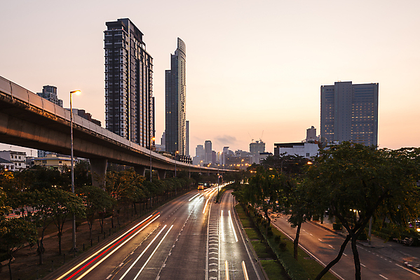 포토 JPG 해외이미지 도로 백그라운드 비즈니스 교통시설 모션 자동차 하늘 거리 풍경 사람없음 건물 초록색 파란색 도시풍경 태양 일출 일몰 도시 고속도로 I 블러 해외202004 해외포토 자연요소 건축물 알파벳 길 육상교통 컬러 교통 노을 시설 파일형식 이미지허브