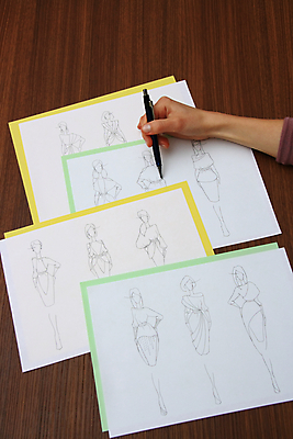 포토 JPG 해외이미지 모델 직업 라이프스타일 손 디자인 응시 드레스 옷 여자 종이 일러스트 탁자 직장 창조 사람없음 그래픽 사무실 유행 직물 작업 작업실 디자이너 스케치 싱글 그림 재단사 스타일 해외202004 해외포토 시선 가구 회사 비즈니스 미술 사람 생활 신체부위 파일형식 이미지허브