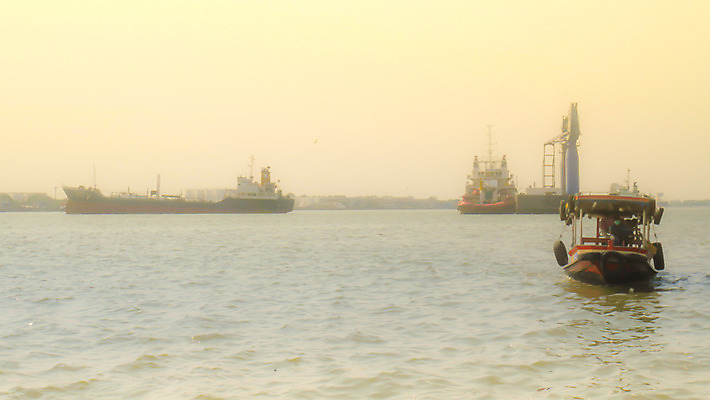 포토 JPG 해외이미지 산업 바다 비즈니스 교통시설 태국 항해 사람없음 물 강 항구 화물 보트 큼 컨테이너 기중기 무역 방콕 상업 포트 무거움 소매 터미널 해외202004 해외포토 자연요소 아시아 교통 배_교통 운송업 중장비 무게 크기 시설 파일형식 이미지허브