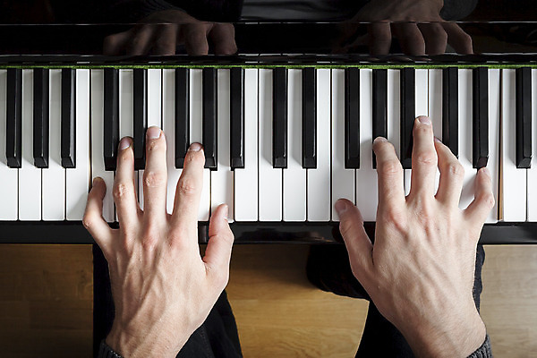 포토 JPG 해외이미지 손 연주 실내 신체부위 피아노건반 피아니스트 해외202004 해외포토 음악 사람 내부 연주자 건반 피아노 파일형식 이미지허브
