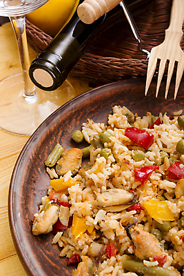 포토 JPG 해외이미지 접시 포크 토마토 와인잔 요리 사람없음 바구니 해산물 와인병 홍합 사프란 스페인요리 파에야 해외202004 해외포토 식기 음식 채소 술잔 병_용기 어패류 서양음식 와인 스페인 향신료 파일형식 이미지허브