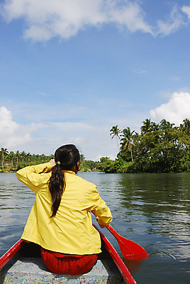 포토 JPG 해외이미지 나무 구름 호수 스포츠 하늘 휴가 성인 사람없음 빨간색 초록색 물 파란색 노란색 재킷 시골 보트 노 카누 해외202004 해외포토 자연요소 식물 컬러 배_교통 사람 외투 수상스포츠 선박 파일형식 이미지허브