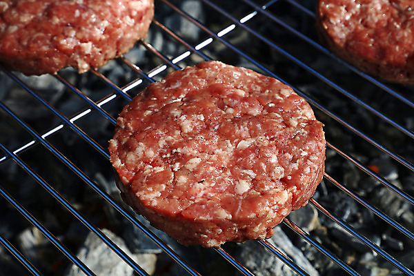 포토 JPG 해외이미지 1 음식 흡연 건강 육류 돼지고기 요리 사람없음 소고기 햄버거 닫기 그릴 바비큐 굽기 준비 날것 각도 숯 생식 해외202004 해외포토 식재료 모션 주방용품 패스트푸드 담배 구이 파일형식 이미지허브