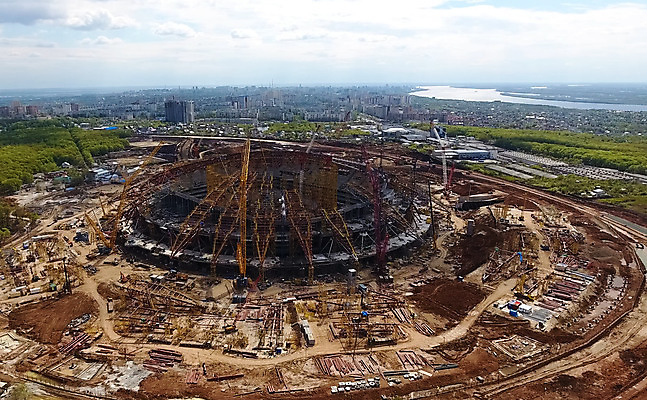 포토 JPG 해외이미지 외관 산업 여행 비즈니스 건축양식 공 하늘 노동자 프레임 사람없음 컵 가로 파란색 세계 탑 금속 고층빌딩 축구 기계 경기장 장비 도시 업무 큼 땅 아래 기중기 상승 러시아 타운 공학 2018년 철강 콘크리트 해외202004 해외포토 직업 식기 건축물 교육 건축 유럽 컬러 컨셉 스포츠시설 재질 빌딩 구기 작업 중장비 크기 연도 방향 위치 파일형식 이미지허브