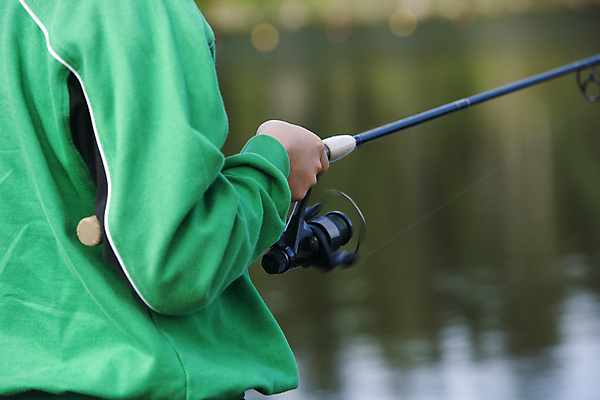 포토 JPG 해외이미지 손 스포츠용품 스포츠 포즈 아침 낚시 사람없음 야외 초록색 물 강 햇빛 낚시꾼 해외202004 해외포토 주간 자연요소 컬러 레저 신체부위 태양 오브젝트 파일형식 이미지허브