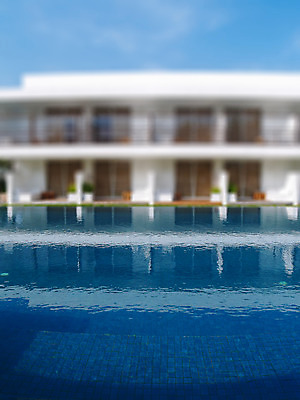 포토 JPG 해외이미지 여행 백그라운드 자연 하늘 호텔 휴가 풍경 사람없음 야외 물 여름 파란색 태양 우주 정원 수영 젖음 흰색 휴양지 장면 해외202004 해외포토 자연요소 계절 컬러 숙소 장소 수상스포츠 생태계 파일형식 이미지허브