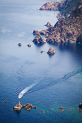 포토 JPG 해외이미지 유럽 바다 섬 여행 자연 하늘 휴가 산 풍경 사람없음 야외 여름 파란색 프랑스 바위 지중해 내추럴 프랑스어 코르시카 해외202004 해외포토 문자 계절 나라 컬러 돌_바위 생태계 파일형식 이미지허브