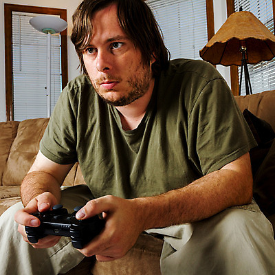 포토 JPG 해외이미지 놀이 휴식 실내 한명 사람 앉기 취미 소파 게임 잡기 전자 조이스틱 동영상 위로 관리자 제어 해외202004 해외포토 1 컨셉 의자 모션 내부 게임기 파일형식 이미지허브