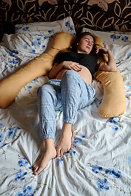 포토 JPG 해외이미지 백인 여자 행복 컨셉 신체 가족 엄마 휴식 주택 갈색머리 실내 건강 관리 사랑 한명 사람 부모 희망 임산부 임신 터치 침대 아기 출산 기다림 명상 태교 돌봄 해외202004 해외포토 서양인 1 헤어스타일 감정 가구 관계 모션 내부 건물 파일형식 이미지허브