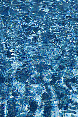 포토 JPG 해외이미지 물결 파도 바다 패턴 모션 추상 수영장 창조 사람없음 물 여름 파란색 컬러풀 햇빛 태양 반사 수영 스파 젖음 투명 액체 수면 질감 물결무늬 빛망울 카리브해 깊이 터키석 해외202004 해외포토 자연요소 계절 컬러 무늬 빛 수상스포츠 보석 파일형식 이미지허브