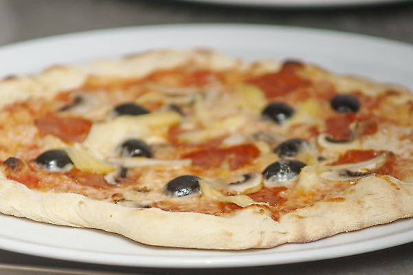 포토 JPG 해외이미지 전통 음식 토마토 채소 불 벽돌 치즈 피자 따뜻함 건강 요리 사람없음 목재 빨간색 초록색 빛 노란색 식당 식사 저녁식사 이탈리아 껍질 시골 신선 뜨거움 오븐 맛 굽기 지중해 허브 속도 벽난로 후추 바질 내추럴 모짜렐라치즈 살라미 피자집 화상 해외202004 해외포토 자연요소 나무 식물 유럽 바다 컬러 컨셉 재료 유제품 패스트푸드 서양음식 상점 가전제품 상처 구이 향신료 파일형식 이미지허브