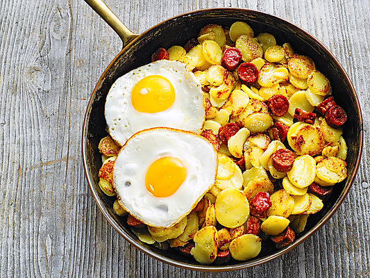 포토 JPG 해외이미지 영어 음식 감자 육류 요리 사람없음 가로 식사 하트 시골 소시지 아침식사 질병 소금 해로움 해외202004 해외포토 모양 문자 컨셉 채소 식재료 의학 가공식품 파일형식 이미지허브