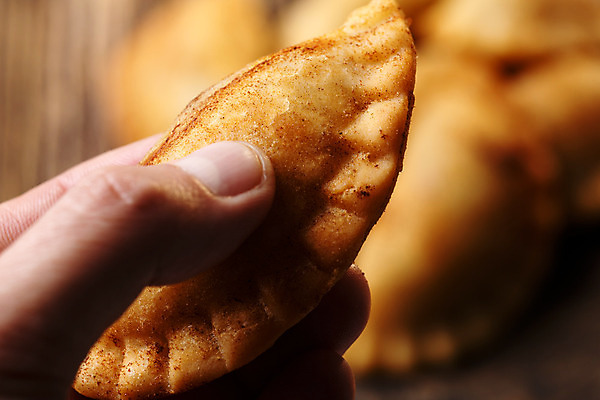 포토 JPG 해외이미지 전통 손 남자 음식 백그라운드 육류 요리 사람없음 목재 노란색 식사 치킨 튀김 흰색 잡기 패티 폭식 스페인어 페스츄리 핸드메이드 해외202004 해외포토 나무 빵 컬러 식재료 재료 모션 사람 신체부위 닭고기요리 파일형식 이미지허브