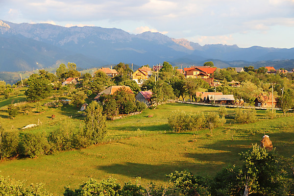 포토 JPG 해외이미지 공원 유럽 여행 자연 산 국립공원 풍경 경사 사람없음 초록색 여름 빛 마을 계곡 일몰 시골 언덕 루마니아 남쪽 내추럴 전국 해외202004 해외포토 계절 공공시설 나라 컬러 노을 방향 생태계 파일형식 이미지허브