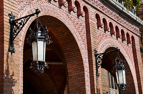 포토 JPG 해외이미지 전통 벽 건축양식 유리 벽돌 조명 사람없음 야외 장식 빛 갈색 탑 금속 골동품 바위 등불 램프 화려 중세 역사 철 아치 옛날 해외202004 해외포토 건축물 건축 컬러 컨셉 재질 돌_바위 파일형식 이미지허브