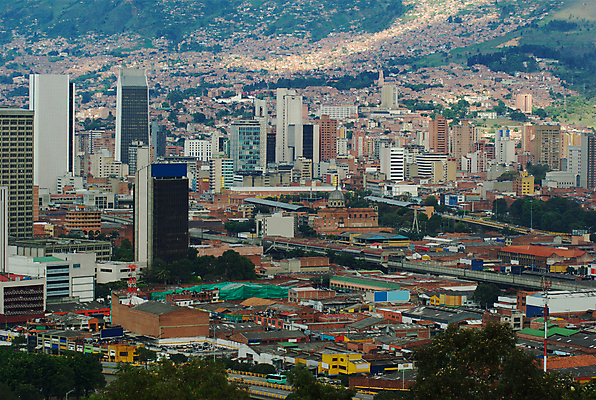 포토 JPG 해외이미지 나무 구름 도로 거리 주택 경사 사람없음 건물 가로 초록색 교회 계곡 도시 도심 전철 콜롬비아 언덕 타운 흐림 교외 해외202004 해외포토 자연요소 식물 건축물 길 육상교통 컬러 종교건축 교통시설 날씨 대중교통 남아메리카 파일형식 이미지허브