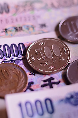 포토 JPG 해외이미지 아시아 종이 백그라운드 이동 컨셉 지폐 돈 비즈니스 동양인 사람없음 세로 금융 경제 파란색 쌓기 일본 동전 쪽지 꿈 저축 재산 도쿄 주식 투자 가치 환율 계산서 수입 옛날 경제학 해외202004 해외포토 교육 나라 컬러 모션 인종 파일형식 이미지허브