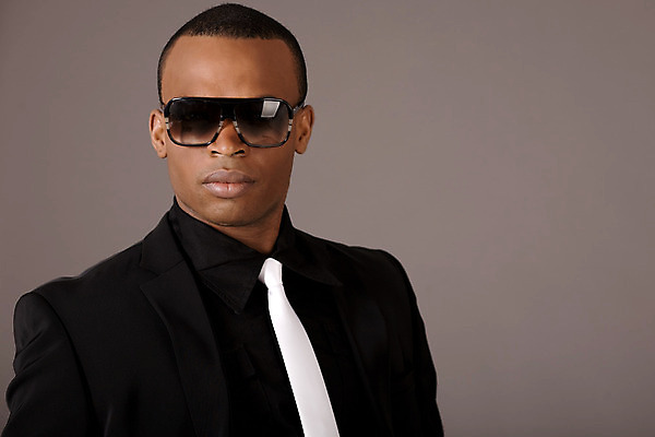 포토 JPG 해외이미지 모델 직업 1 응시 남자 포즈 흑인 백그라운드 비즈니스 실내 한명 서기 사람 정장 성인 선글라스 검은색 회색 표현 업무 비즈니스맨 동료 경영 고립 해외202004 해외포토 서양인 시선 옷 안경 컬러 관계 모션 내부 작업 직장인 파일형식 이미지허브