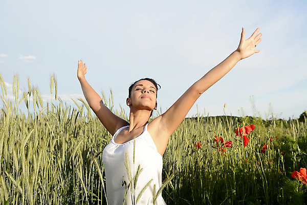 포토 JPG 해외이미지 여자 행복 감정 무기 밭 응원 자연 하늘 휴식 건강 한명 야외 파란색 태양 맑음 힘 봄 활발 기쁨 자유 흰색 오픈 우아함 번짐 양귀비 무료 성인여자만 카피스페이스 해외202004 해외포토 자연요소 1 계절 꽃 컬러 컨셉 농업 날씨 사람 공백 생태계 여자만 성인만 파일형식 효과 이미지허브