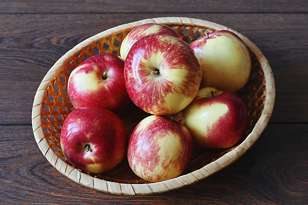 포토 JPG 해외이미지 계절 음식 백그라운드 농업 다이어트 과일 재료 자연 건강 사람없음 목재 빨간색 여름 바구니 가을 신선 달콤 맛 사과 먹기 유기농 원예 내추럴 숙성 채식주의자 많음 해외202004 해외포토 나무 웰빙 산업 컬러 컨셉 모션 취미 생태계 채식 파일형식 이미지허브