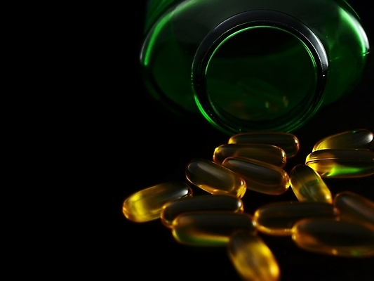 포토 JPG 해외이미지 라이프스타일 웰빙 음식 백그라운드 다이어트 건강 어류 사람없음 알약 노란색 투명 컨테이너 해산물 보충 고립 오메가 해외202004 해외포토 산업 컬러 생활 약 수중동물 파일형식 이미지허브