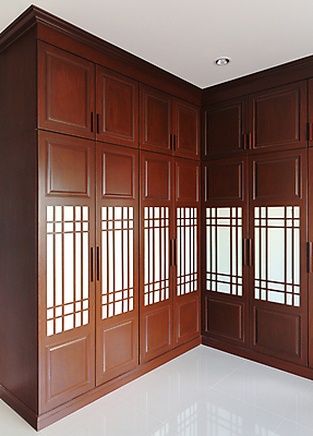 포토 JPG 해외이미지 디자인 옷 창문 유리 바닥 주택 실내 사람없음 내부 목재 갈색 노란색 우주 상점 거울 방 사물함 수납 해외202004 해외포토 나무 컬러 재료 재질 건물 파일형식 이미지허브