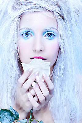 포토 JPG 해외이미지 백인 계절 여자 꽃 유럽 얼굴 조각 겨울 자연 요정 미술 한명 사람 파란색 금발 장미 유행 냉동 화장품 추위 흰색 닫기 은색 서리 만들기 공상 마법 몽환 해외202004 해외포토 서양인 식물 1 헤어스타일 나라 컬러 컨셉 모션 문화예술 신체부위 뷰티 생태계 파일형식 이미지허브