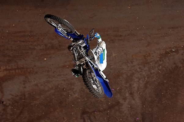 포토 JPG 해외이미지 남자 스포츠 포즈 장난 실내 사람없음 경기장 오토바이 위험 묘기 프리스타일 해외202004 해외포토 컨셉 스포츠시설 사람 내부 바이크 파일형식 이미지허브