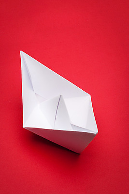 포토 JPG 해외이미지 1 종이 여행 백그라운드 컨셉 비즈니스 놀이 아이디어 항해 사람없음 빨간색 장난감 자유 흰색 보트 심볼 오브젝트 함선 종이접기 접기 해외202004 해외포토 컬러 배_교통 모션 파일형식 이미지허브