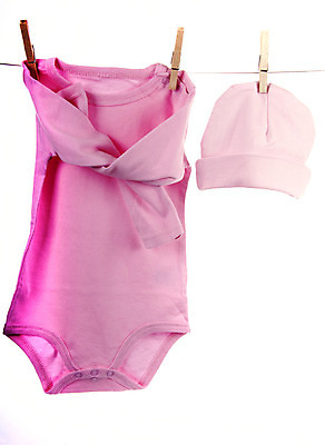 포토 JPG 해외이미지 옷 행복 분홍색 백그라운드 집게 사람없음 흰색 아기 생일 빨랫줄 작음 일회용 노리개젖꼭지 기저귀 캡모자 해외202004 해외포토 모자_잡화 기념일 감정 줄 컬러 사람 아기용품 크기 파일형식 이미지허브