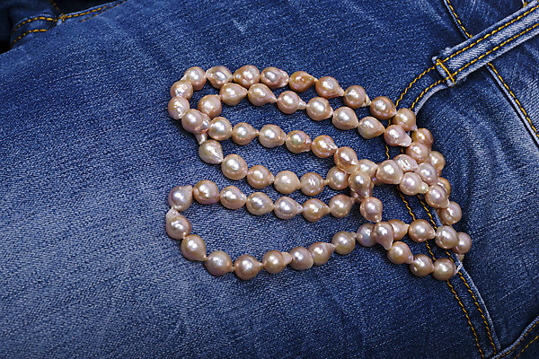 포토 JPG 해외이미지 디자인 드레스 옷 줄 백그라운드 목걸이 장신구 바지 발렌타인데이 선물 사람없음 파란색 유행 청바지 직물 면 화려 클래식 고급 우아함 주머니 바느질 보석 묘사 질감 보물 내추럴 스타일 해외202004 해외포토 컬러 컨셉 데이이벤트 하의 광석 파일형식 이미지허브