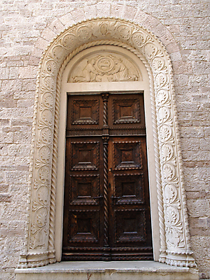 포토 JPG 해외이미지 조각 건축양식 미술 사람없음 건물 조각상 성당 문 역사 묘사 박물관 천연기념물 해외202004 해외포토 건축물 건축 종교건축 문화예술 조형물 파일형식 이미지허브