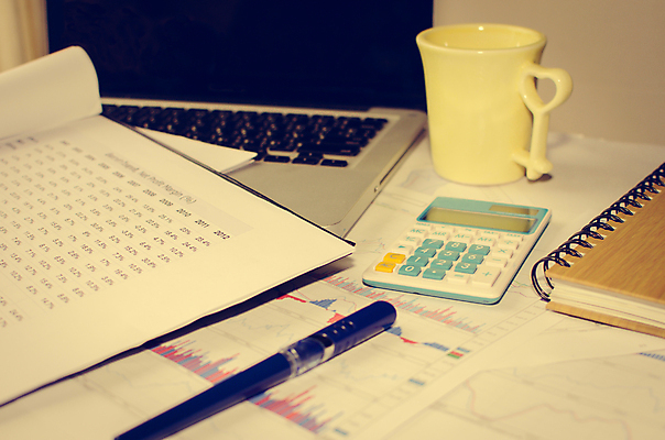 포토 JPG 해외이미지 종이 백그라운드 컨셉 인터넷 비즈니스 통신 그래프 사람없음 금융 컴퓨터 사무실 펜 디지털 스크린 검은색 공책 자료 장비 정보 키보드 업무 시장 계획 분석 오브젝트 사인 문서 투자 전자 회계 계좌 단절 마케팅 해외202004 해외포토 컬러 문구용품 경제 전자제품 필기구 작업 파일형식 이미지허브